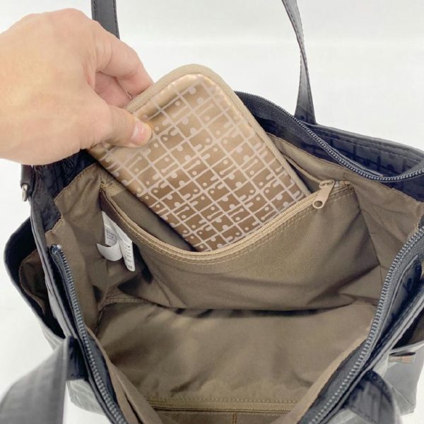 มีกระเป๋าซิปขนาดใหญ่ด้านใน คุณจึงใส่กระเป๋าสตางค์ได้อย่างปลอดภัย
