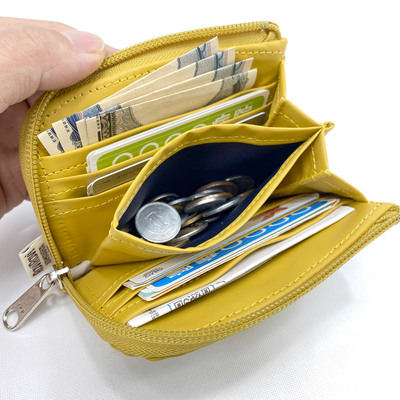 ด้านในกระเป๋าใบสั้นมีช่องเก็บบัตร ใส่เงิน และช่องใส่เหรียญ